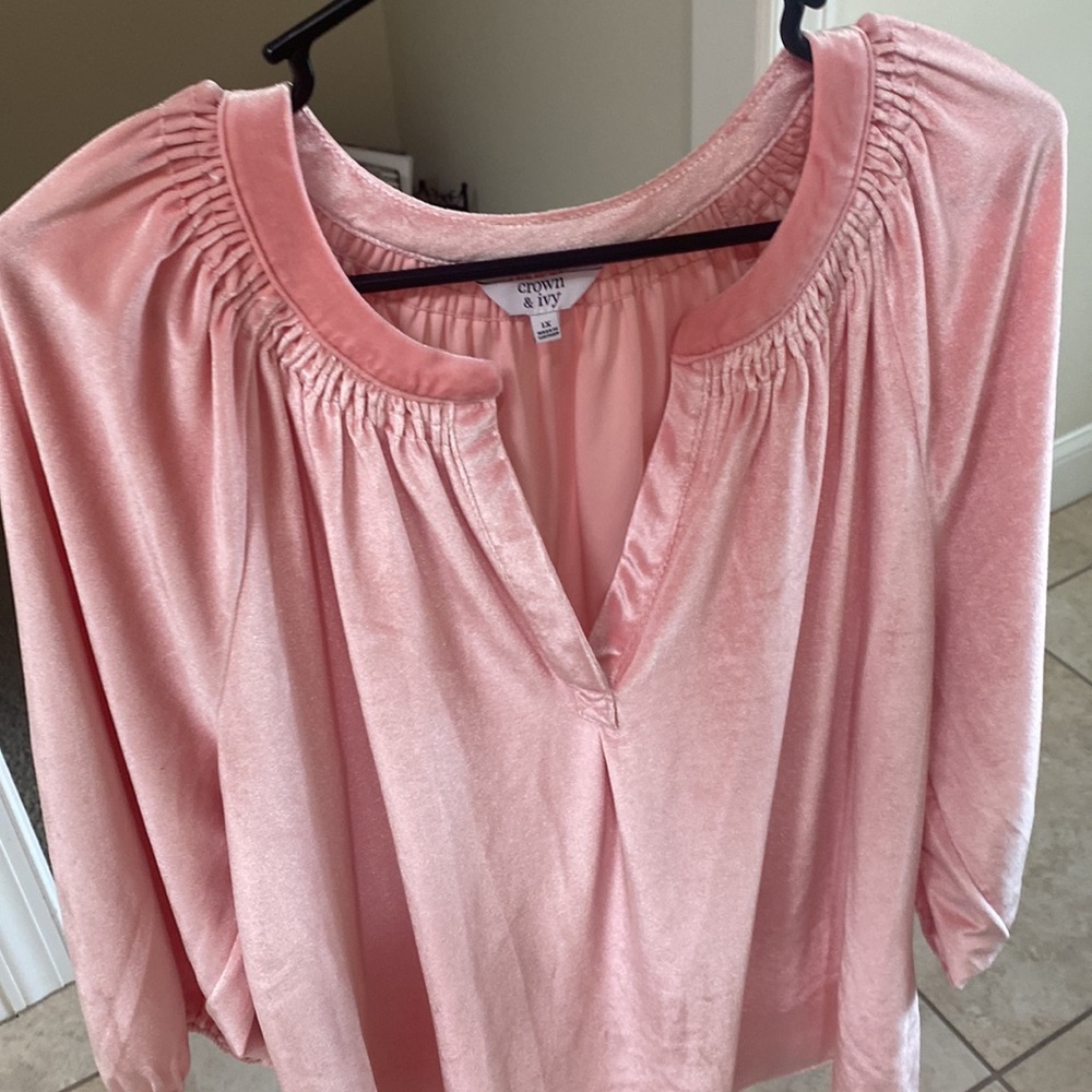 Crown & Ivy EUC Raspberry‎ Pink Velour Soft Velvet Split Neck Puff Blouse Sz 1X
